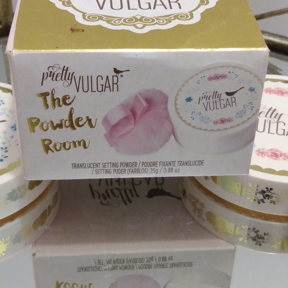 Translucent setting powder called The Powder Room by Pretty Vulgar. 25g/.88oz - Picture 2 of 5